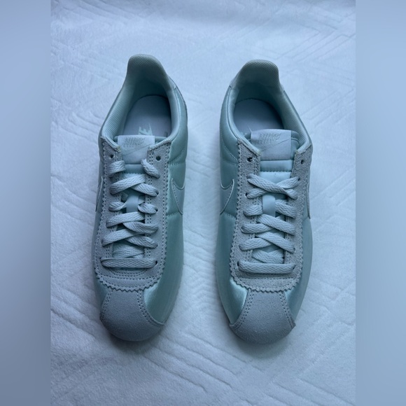 77:  Nike Womens Classic Cortez Nylon (Barely Grey/ Barely Grey- White)Size: 7 - Picture 6 of 8
